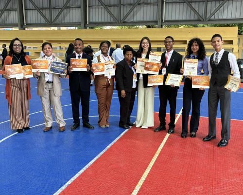 Estudiantes del IPL avanzan a etapa regional en Modelo de Naciones Unidas
