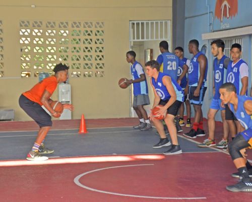 Equipo de baloncesto del IPL recibe práctica de atleta internacional